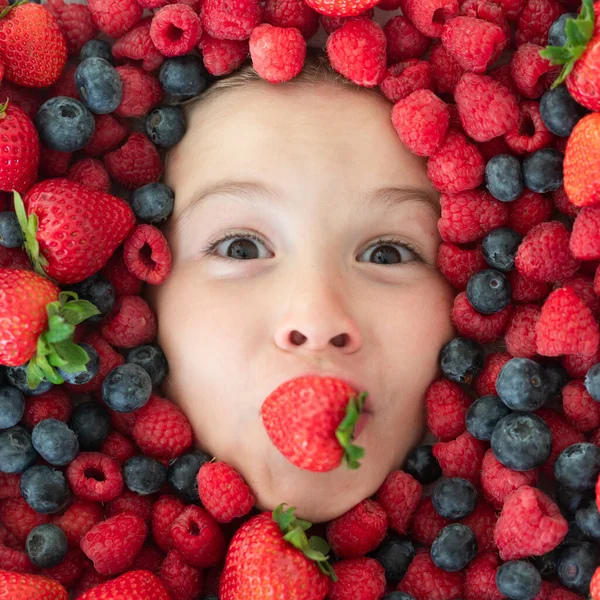 Gezond Eten Kindergezicht Met Bessenmix Van Aardbeien Bosbessen Frambozen Bramen — Stockfoto