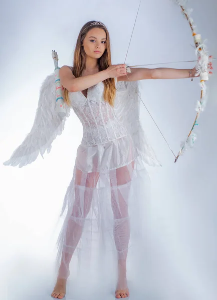 白い背景が孤立して弓と矢印で立って天使の翼を持つイノセントガール 天使の翼の赤ん坊 弓と矢 愛の矢 — ストック写真