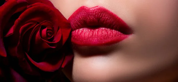リップスティックを閉じて唇 美容赤い唇メイクの詳細 美しいメイクアップの閉鎖 官能的な口を開く 口紅やリップグロス — ストック写真