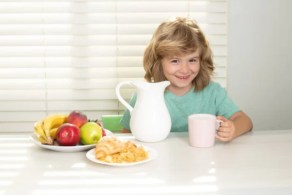 Kind Keuken Aan Tafel Die Groenten Fruit Eet Tijdens Lunch — Stockfoto