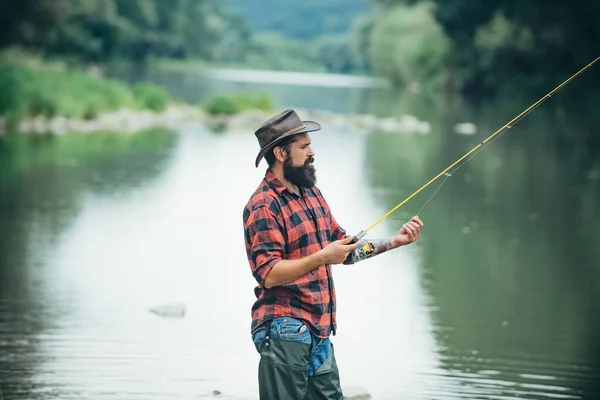 Ψαράς Έπιασε Ένα Ψάρι Άντρας Που Ψαρεύει Στο Ποτάμι — Φωτογραφία Αρχείου