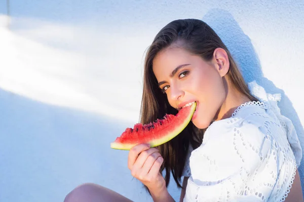 Portret Jonge Vrouw Houdt Een Stuk Watermeloen Vast — Stockfoto