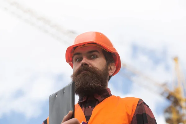 Pracownik Budowlany Kasku Pozujący Placu Budowy Poprawa Renowacja Brutalny Budowniczy — Zdjęcie stockowe