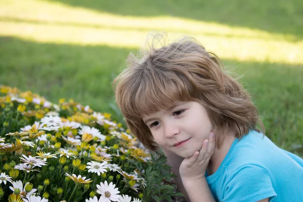 뒷마당에서 냄새를 있습니다 목초지에서 냄새맡는 스러운 아름다운 정원에 야외에서 아이들을 — 스톡 사진