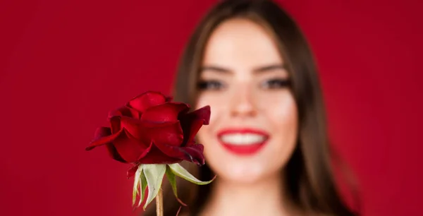 Portrait Une Femme Avec Une Fleur Rose Beauté Mannequin Femme — Photo