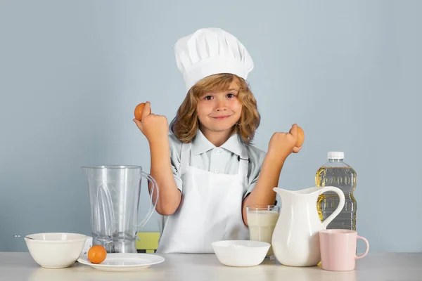 Yaşındaki Bir Çocuğun Portresi Aşçı Şapkası Önlüğü Içinde Yumurta Tutarken — Stok fotoğraf