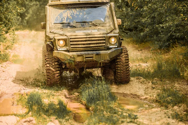 4X4 Reisetrekking Offroad Sportwagen Zwischen Berglandschaft Jeep Abenteuer Freien Reisekonzept — Stockfoto