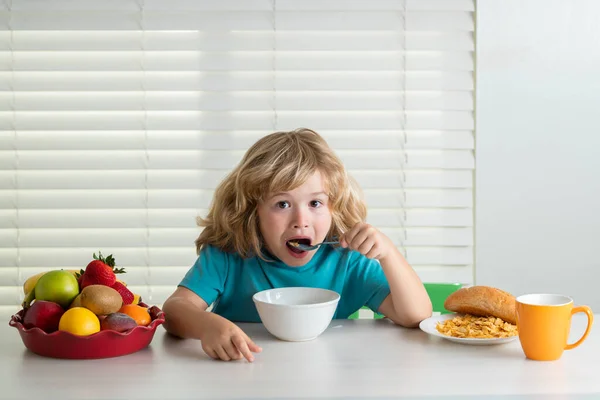 Kleine Jongen Die Gezond Ontbijt Kinderen Voeding Ontwikkeling Groenten Eten — Stockfoto