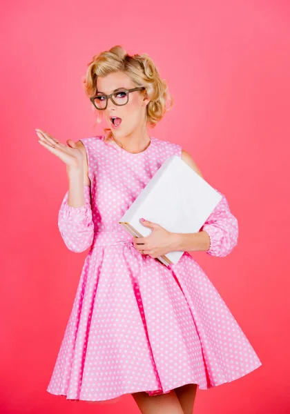 Sexy Vrouwelijke Freelancer Secretaresse Dragen Bril Geïsoleerd Roze Kleur Achtergrond — Stockfoto