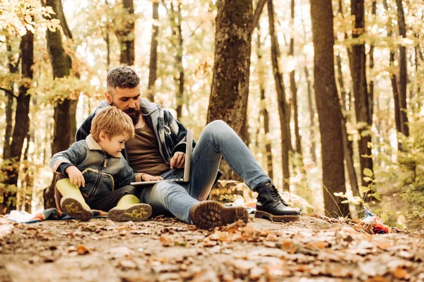 아버지와 아들은 숲에서 걷습니다 수염을 아빠는 공원의 가을노란 나뭇잎에 산책하고 — 스톡 사진