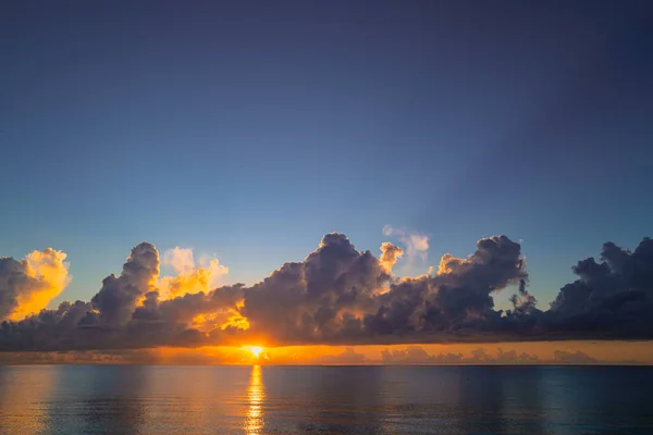 海で日没 ビーチで日没 熱帯のビーチで日の出の海 美しいビーチの風景です 海で美しい夕日 カラフルな雲と空の背景に海の夕日 — ストック写真