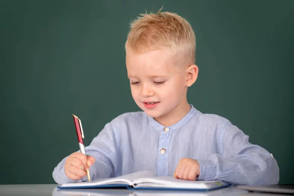 Παιδί Γράφει Στην Τάξη Μαθηματικό Αγόρι Που Σπουδάζει Μαθηματικά Στην — Φωτογραφία Αρχείου