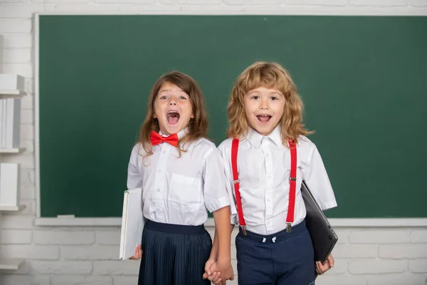 Маленькі Школярі Хлопчики Дівчатка Дитяча Дружба Смішні Вражені Шкільні Друзі — стокове фото