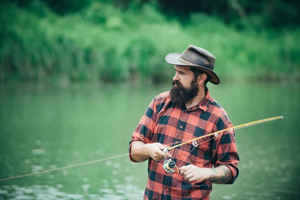 釣り趣味や夏の週末 釣竿付き髭の男釣り師 — ストック写真
