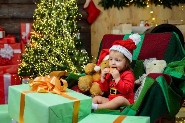 Weihnachtsporträt Des Süßen Kleinen Babys Mit Weihnachtsmütze Neujahrsbaby — Stockfoto