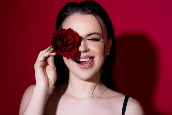 Femme Sensuelle Clin Oeil Langue Avec Lèvres Rouges Avec Rose — Photo