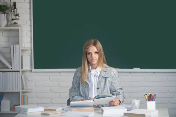 高校生は授業で英語や数学を学ぶ 真剣な学生読書本上の黒板背景にコピースペース — ストック写真