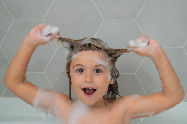 子供は髪を洗う 泡風呂で男の子の子供 子供の入浴や衛生手順 シャボン玉付きの浴槽 面白い子供たちが — ストック写真