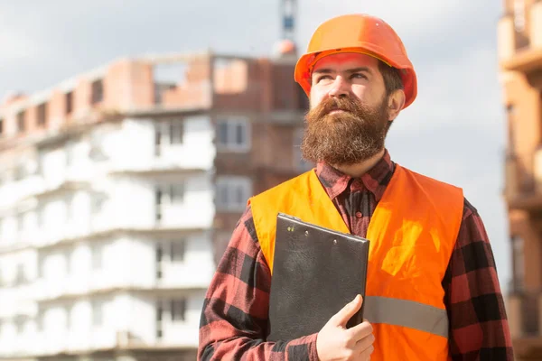 建筑商的肖像 身穿工作服和戴建筑用头盔的男性建筑工人 — 图库照片