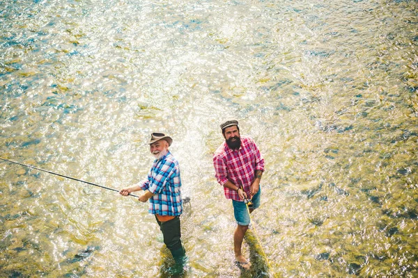 Pescador Amigos Hombres Trucha Trofeo Padre Hijo Pescando Generaciones Hombres —  Fotos de Stock