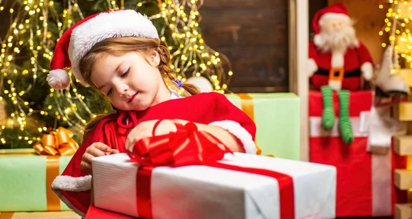 Presente Natal Para Crianças Criança Feliz Com Caixa Presente Natal — Fotografia de Stock