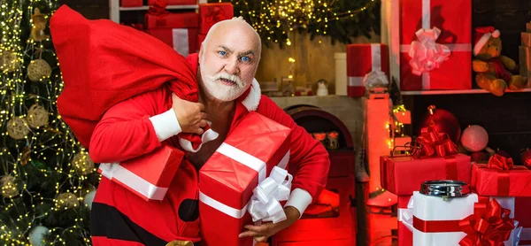 犯罪的圣诞老人摆出一副偷来的圣诞礼物袋的样子 不好的桑塔概念 有趣的坏圣诞老人与礼物 袋与被盗的礼物 — 图库照片