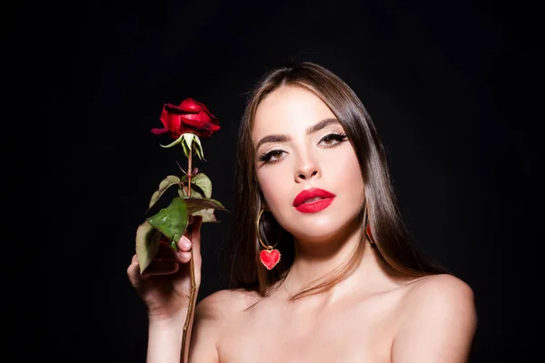 黑底红玫瑰光着肩膀的年轻漂亮女人的时装肖像 — 图库照片