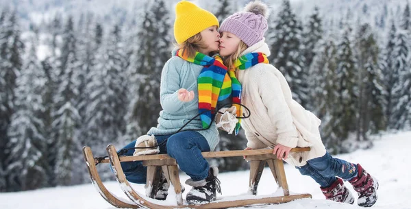 Outdoor Kinder Kleine Jungen Und Mädchen Küssen Sich Winter Draußen — Stockfoto