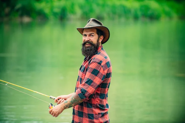 Άνθρωπος Ψαράς Στο Ποτάμι Στη Λίμνη Καλάμι — Φωτογραφία Αρχείου