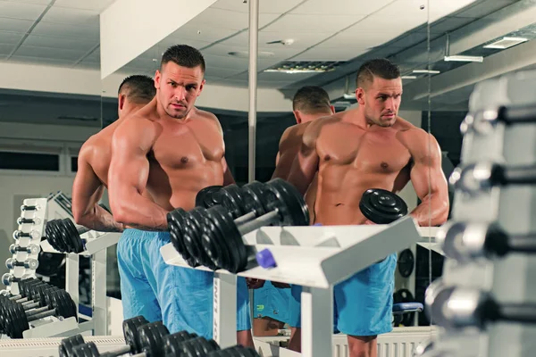 Muskulöser Mann Der Fitnessstudio Mit Kurzhanteln Trainiert Starker Männlicher Bodybuilder — Stockfoto