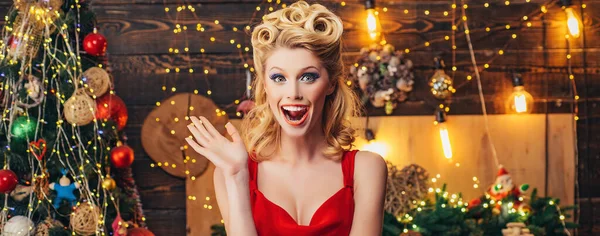 Aufgeregt Frauenporträt Über Weihnachten Hintergrund Beauty Make Und Retro Frisur — Stockfoto