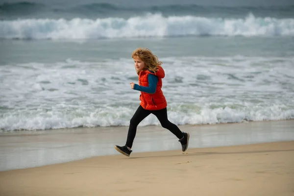 Niño Feliz Corriendo Playa Del Mar Chico Gracioso Corre Largo —  Fotos de Stock