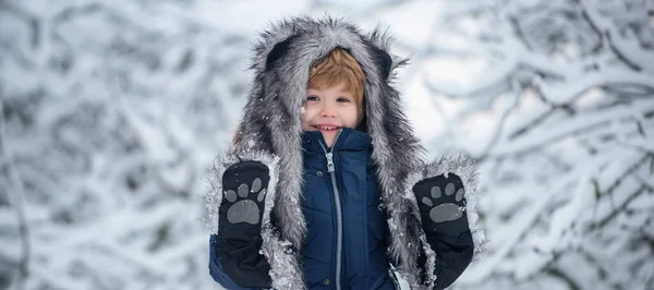 Radosne Dziecko Bawiące Się Winter Park Cute Dziecko Winter Park — Zdjęcie stockowe