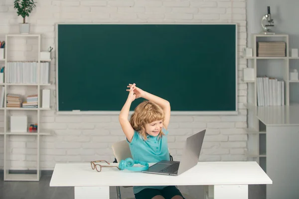 Volta Escola Menino Usando Computador Portátil Escola — Fotografia de Stock