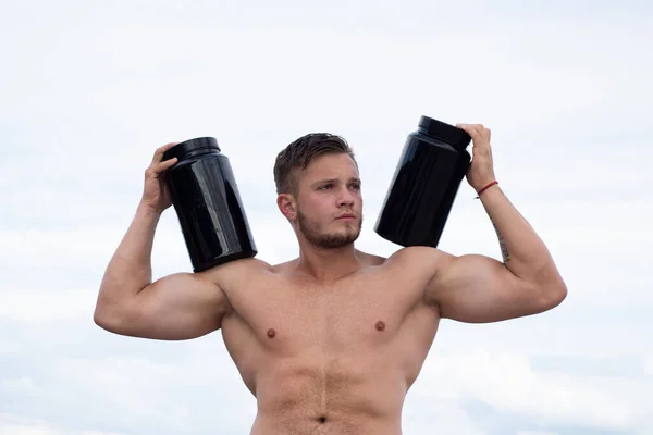 Nutrición Deportiva Hombre Muscular Con Proteínas Fuertes Abdominales Masculinos Desnudos —  Fotos de Stock