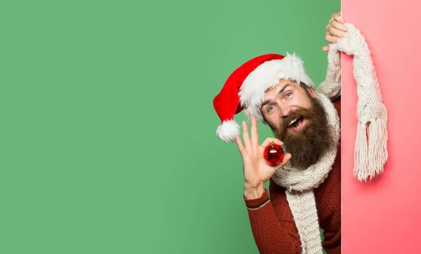Opgewonden Man Met Kersttrui Kerstmuts Baard Kerstman Kerstkaart Nieuwjaarsspandoek Met — Stockfoto