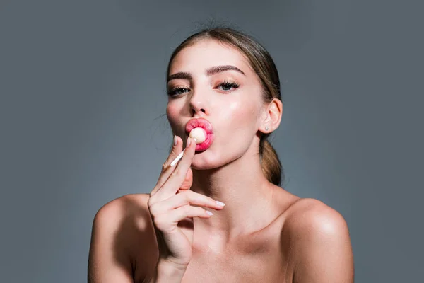 セクシーな女性の顔 スタジオの背景にロリポップと美しい素晴らしいセクシー女性 ファッションモデルポートレート舐めキャンディー — ストック写真