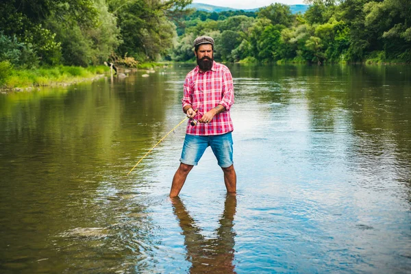 Pria Berjanggut Muda Memancing Danau Atau Sungai Flyfishing — Stok Foto