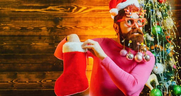 Grappige Mensen Met Kerst Kerstman Bebaarde Hipster Met Versierende Baard — Stockfoto