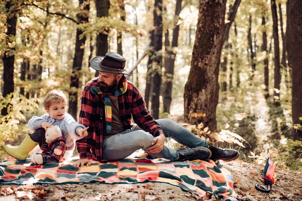 모자를 아버지와 공원에서 아버지와 아들은 숲에서 걷습니다 부모와 부모라는 — 스톡 사진