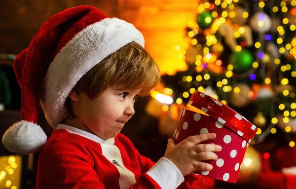 Podekscytowane Dziecko Otwiera Prezent Świąteczny Prezent — Zdjęcie stockowe