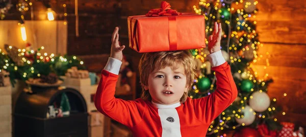 Новорічна Дитина Подарунковою Коробкою Над Головою Щаслива Дитина Різдвяним Подарунком — стокове фото