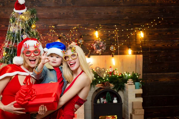Hermano Hermana Navideños Niño Feliz Con Regalo Navidad Retrato Santa —  Fotos de Stock