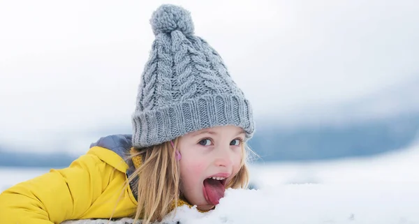 Vinterflicka Äter Snö Utomhus Koncept För Förkylning Och Influensa Kid — Stockfoto