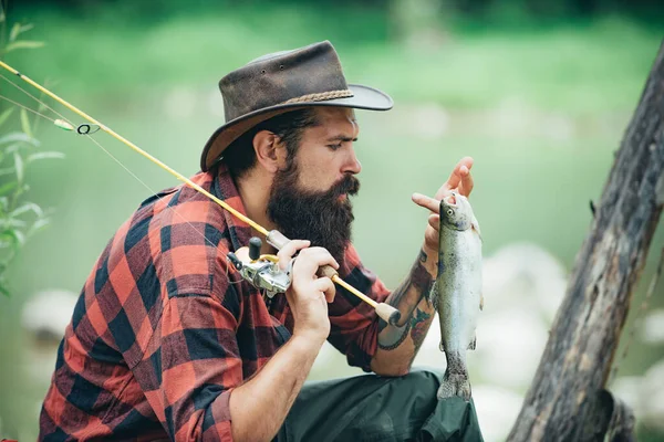 小胡子男人在湖面或河里钓鱼的画像 钓鱼业余爱好和春季周末 — 图库照片