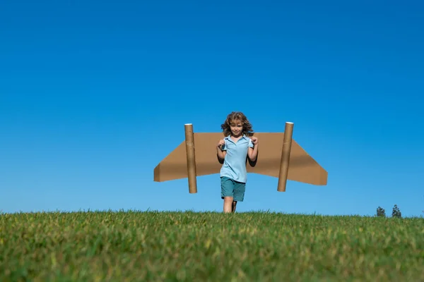 おもちゃのジェットパックで遊ぶ幸せな子供 屋外で楽しんでいる子供のパイロット 成功の子 革新とリーダー 創造性とコンセプトを起動します 想像力に富んだ子供が — ストック写真
