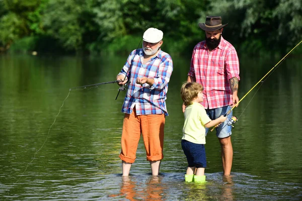 Pescatori Pesca Mosca Della Trota Padre Che Insegna Figlio Pescare — Foto Stock