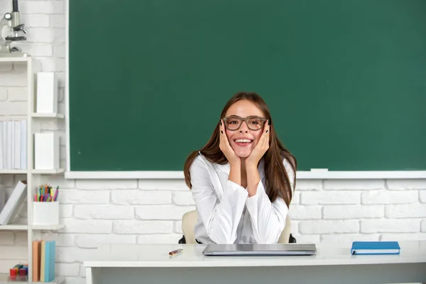 Portrait Smiling Young College Student Studying Classroom — Stock Photo, Image