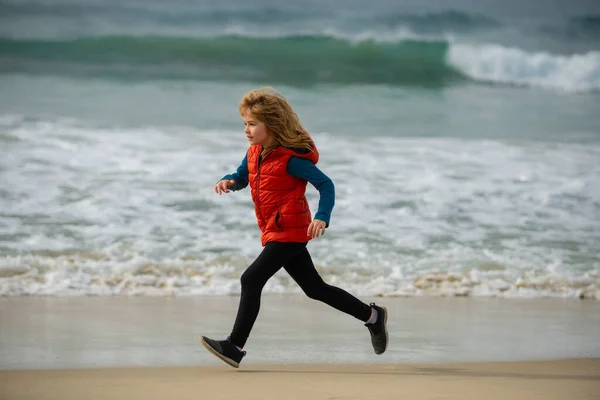 Sportif Çocuk Doğada Koşuyor Mutlu Çocuk Denize Koşuyor Çocuk Sahilde — Stok fotoğraf