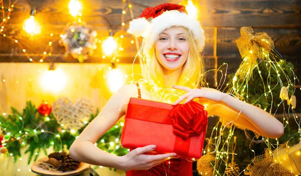 산타는 크리스마스 인테리어로 장식된 선물을 아름다운 아가씨다 크리스마스에 입술을 빛나는 — 스톡 사진